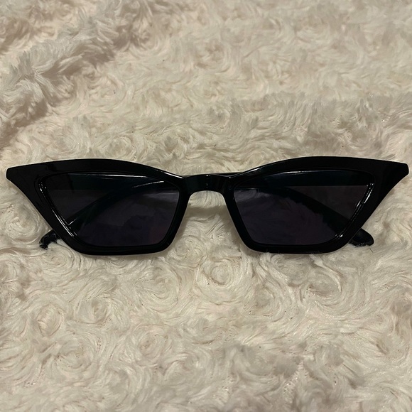 Urban Outfitters Accessories - Urban Outfitters Minimalistic Chic Cat Eye Modern Style Sunglasses